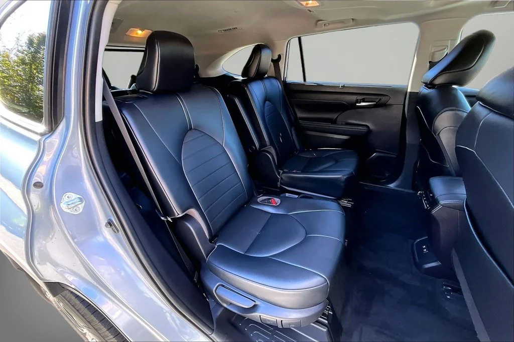 Used 2021 Silver Toyota XLE image 29