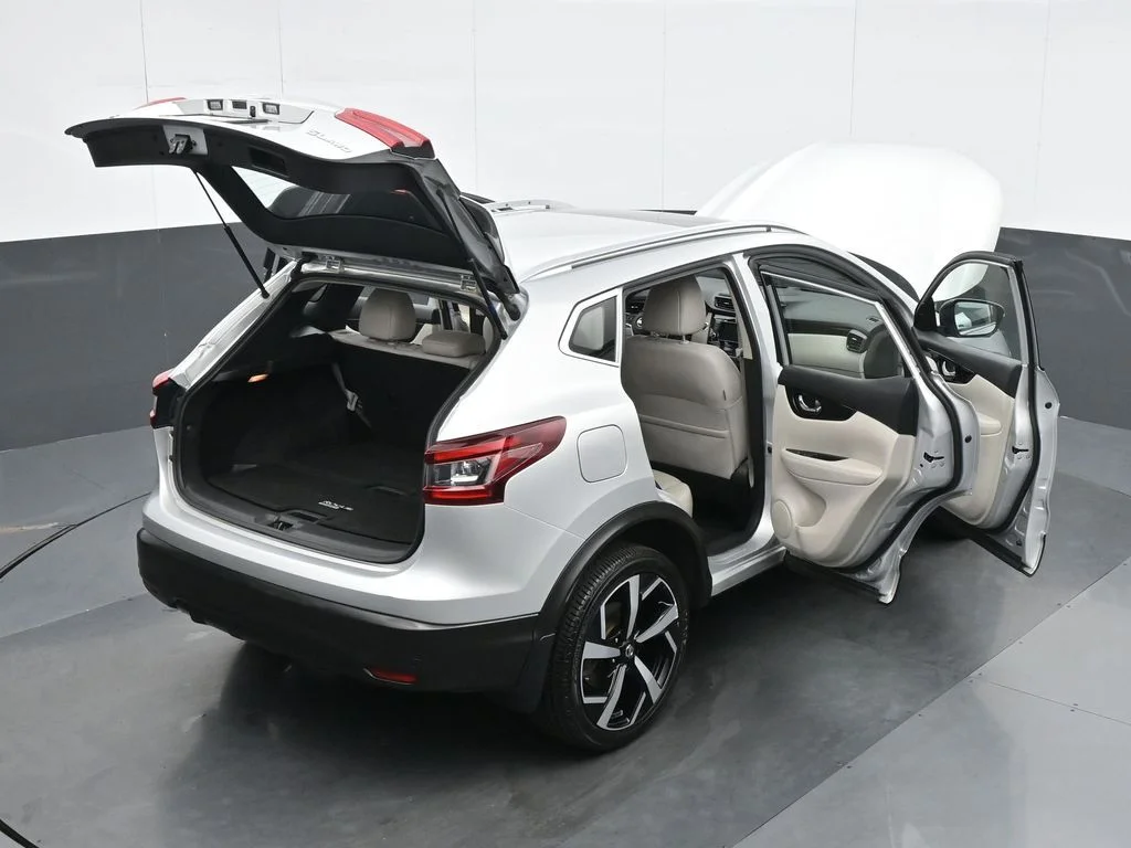 Used 2021 Silver Nissan SL image 39