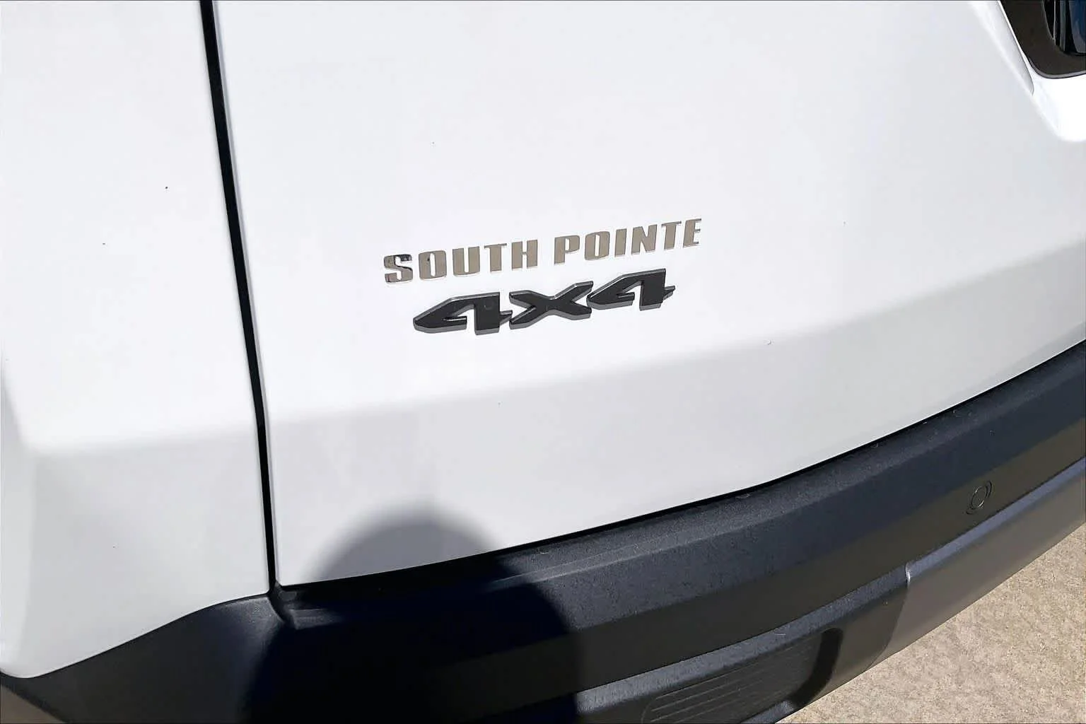 New 2026 Bright White Clear-Coat Exterior Paint Jeep Overland image 15