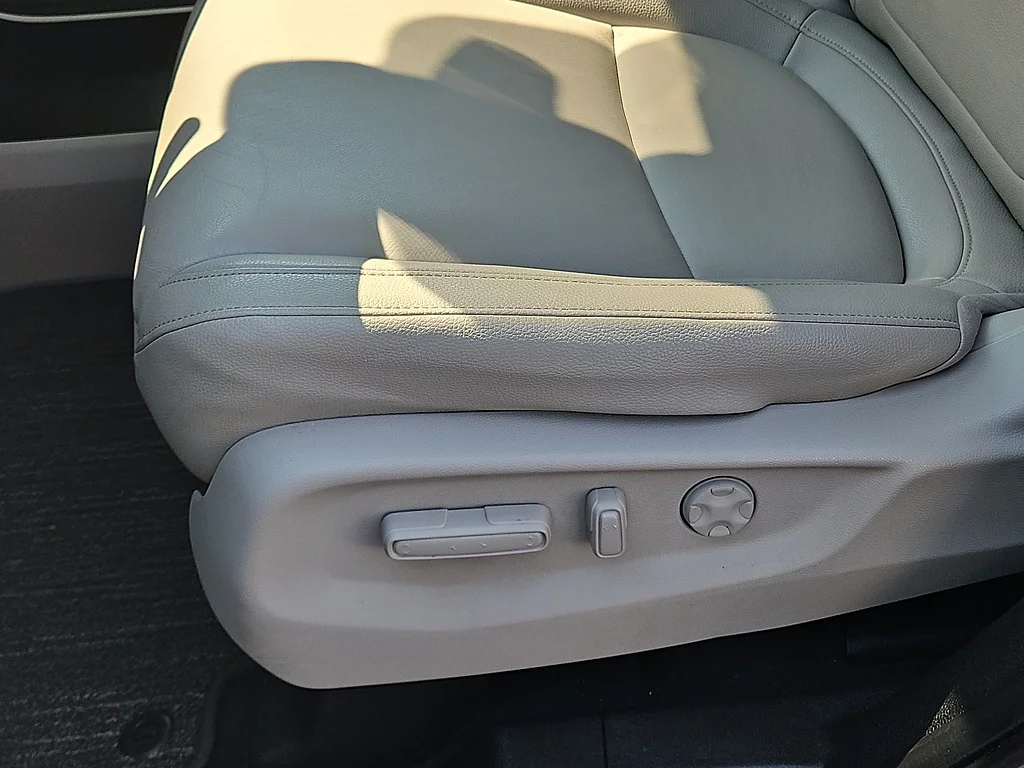 Certified Used 2025 Solar Silver Metallic Honda EX-L image 17