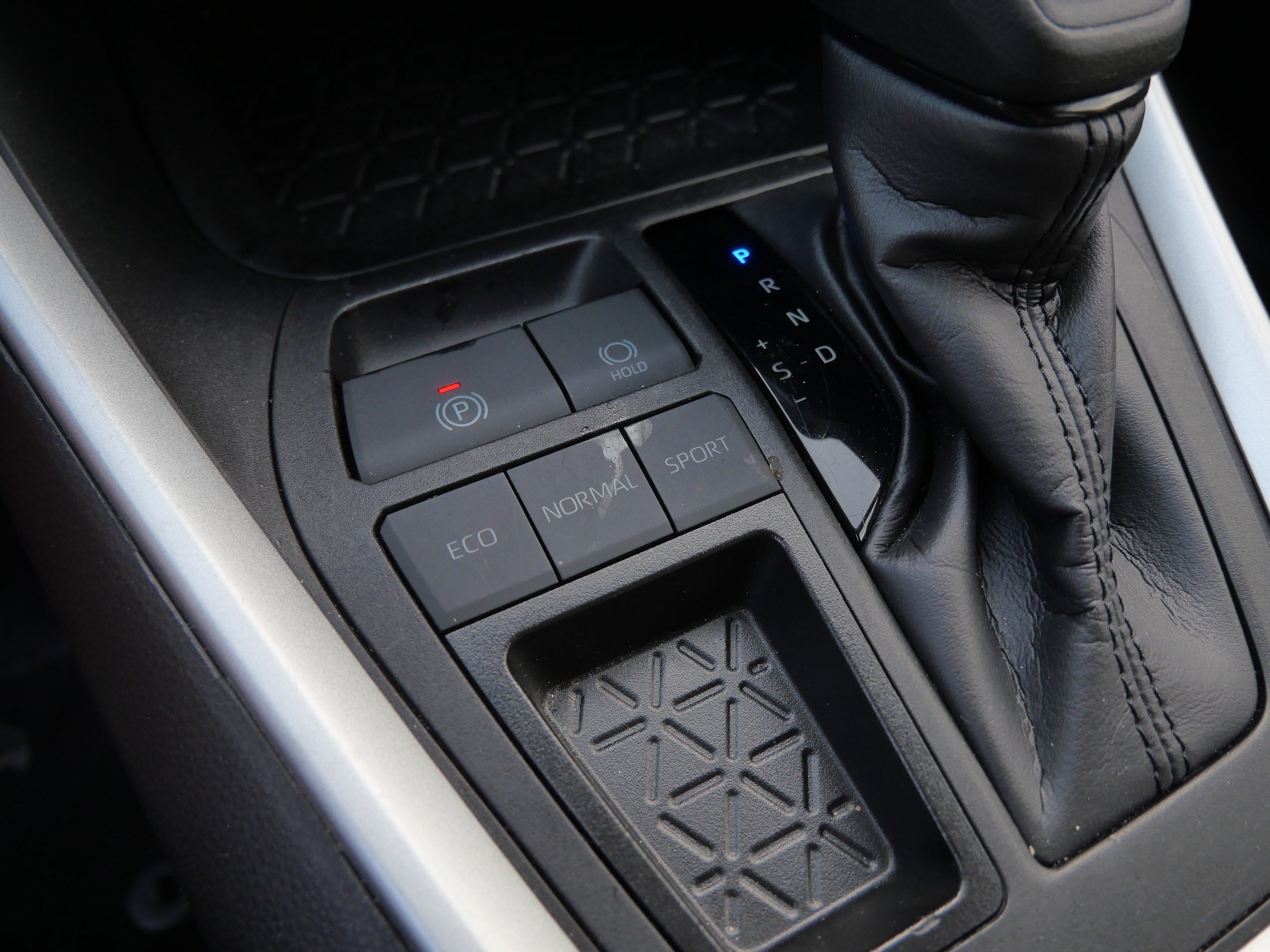 2024 Toyota RAV4 XLE - Photo 32