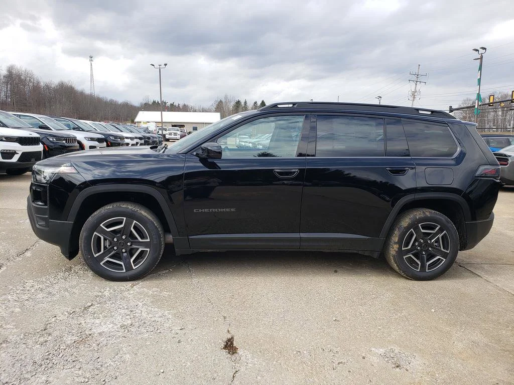 New 2026 Diamond Black Crystal Pearl-Coat Exterior Paint Jeep Laredo image 7