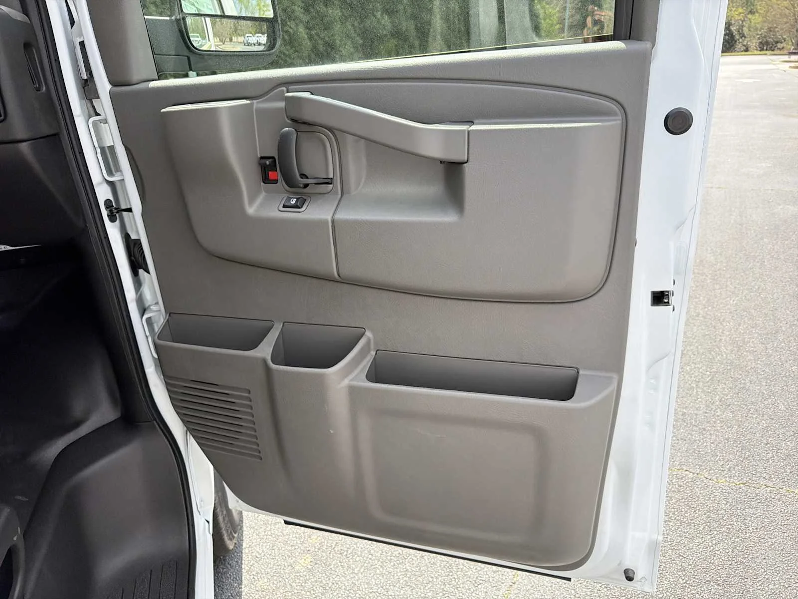 2025 GMC Savana Cargo Work Van - Photo 13