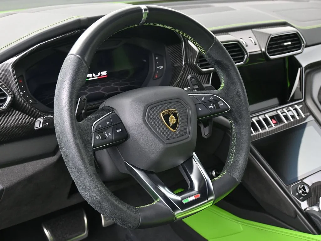 Used 2022 Green Lamborghini  image 10