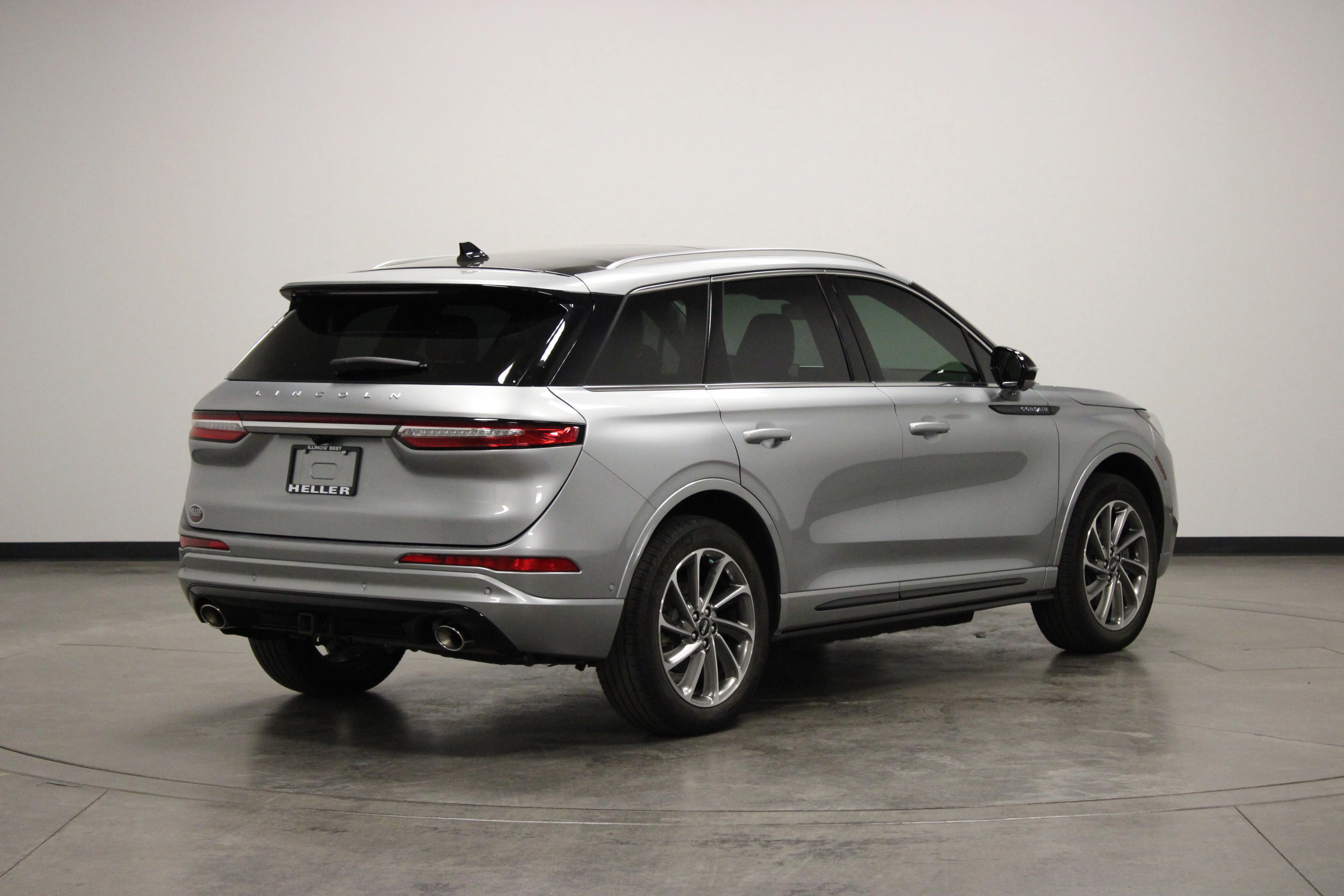 Used 2022 Silver Radiance Metallic Clearcoat Lincoln Grand Touring image 8