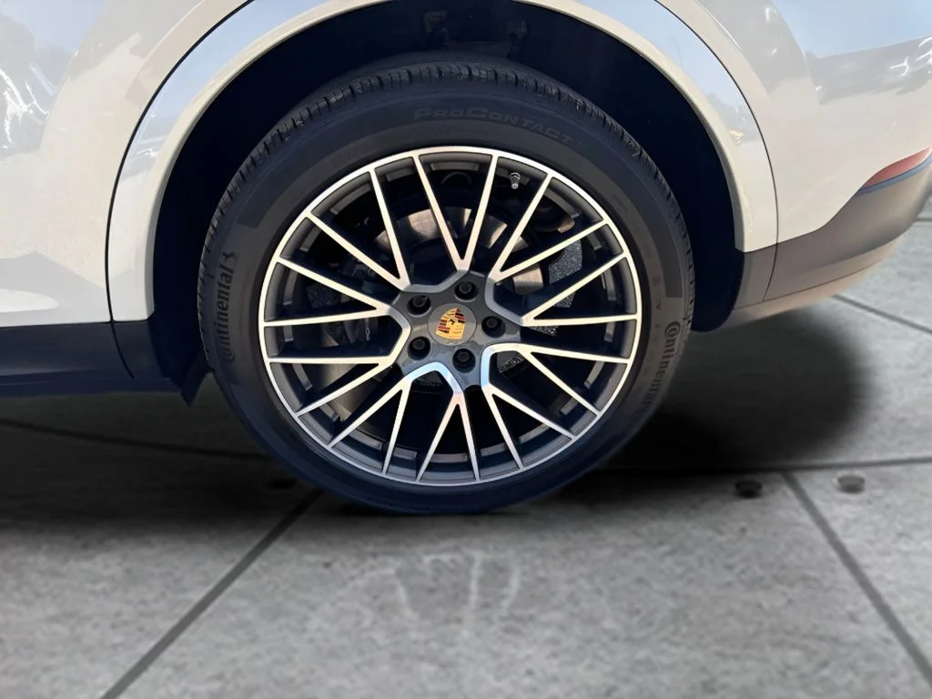 Used 2022  Porsche Base image 34