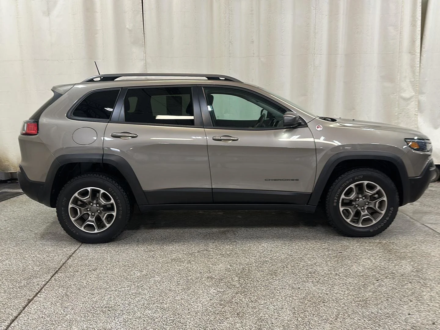 Used 2021 Olive Green Pearlcoat Jeep Trailhawk image 6