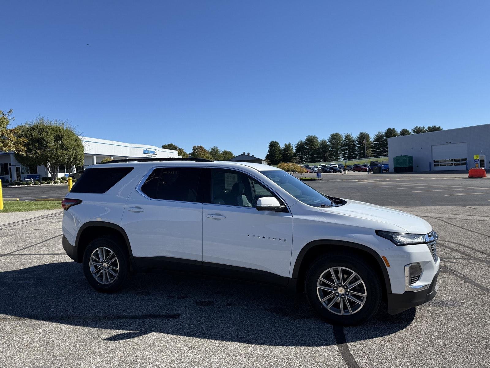 2023 Chevrolet Traverse Leather photo 2