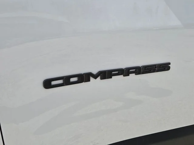 New 2026 Bright White Clear-Coat Exterior Paint Jeep Latitude image 11