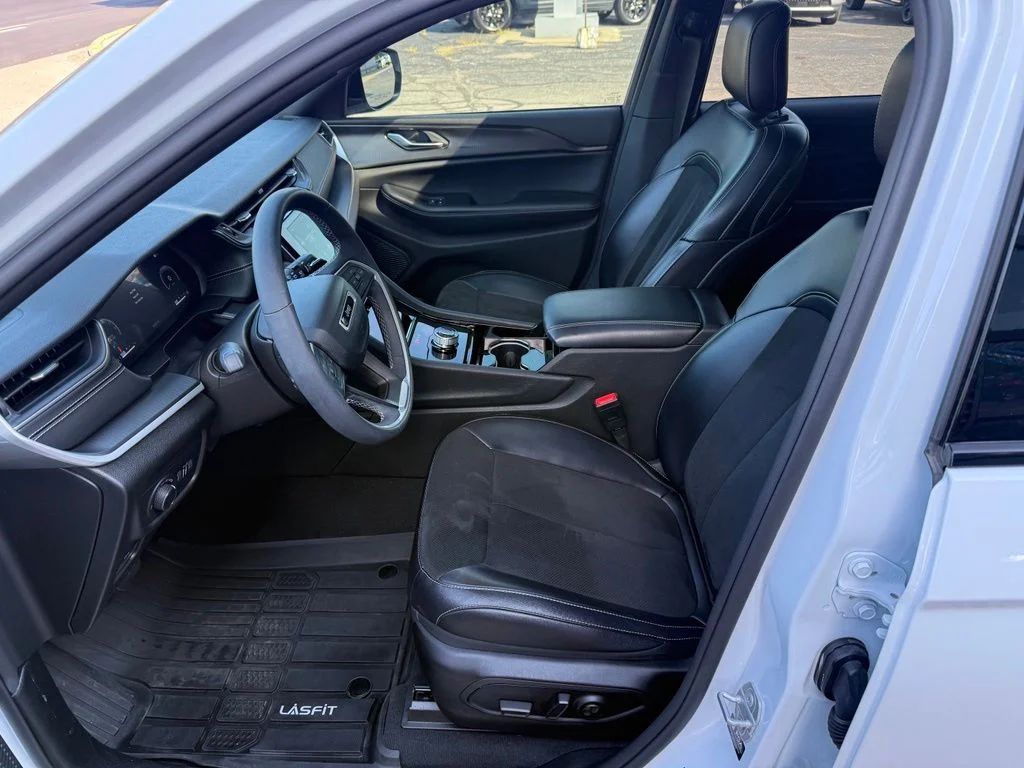 Used 2023 White Jeep Altitude image 20
