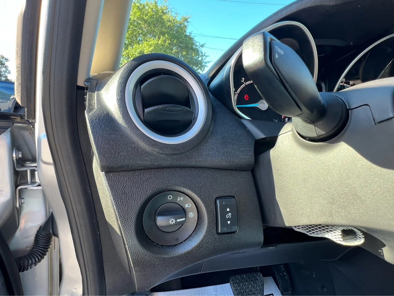 Used 2018 Silver Ford SE image 11