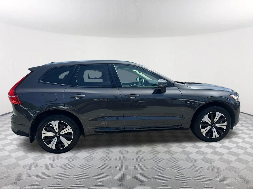 Used 2023  Volvo T8 Core Bright Theme image 4