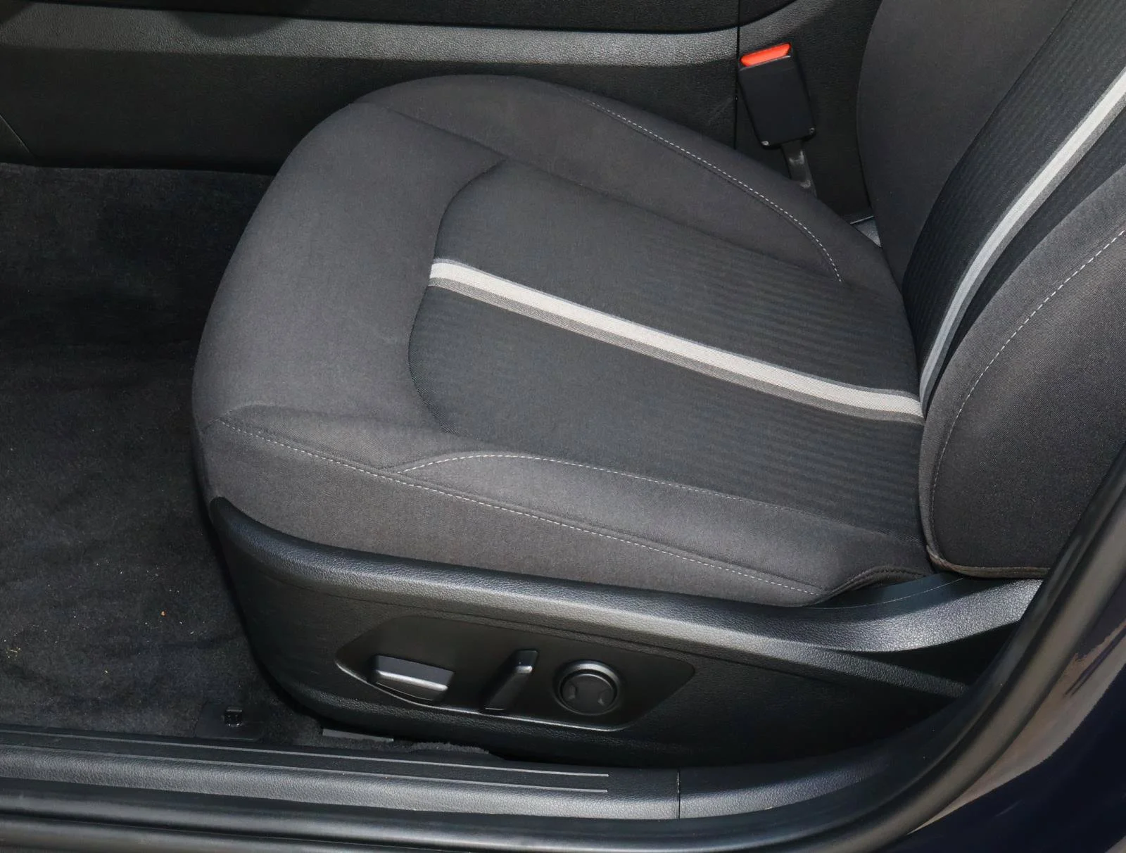 Used 2024 Carbon Blue Hyundai SEL image 12