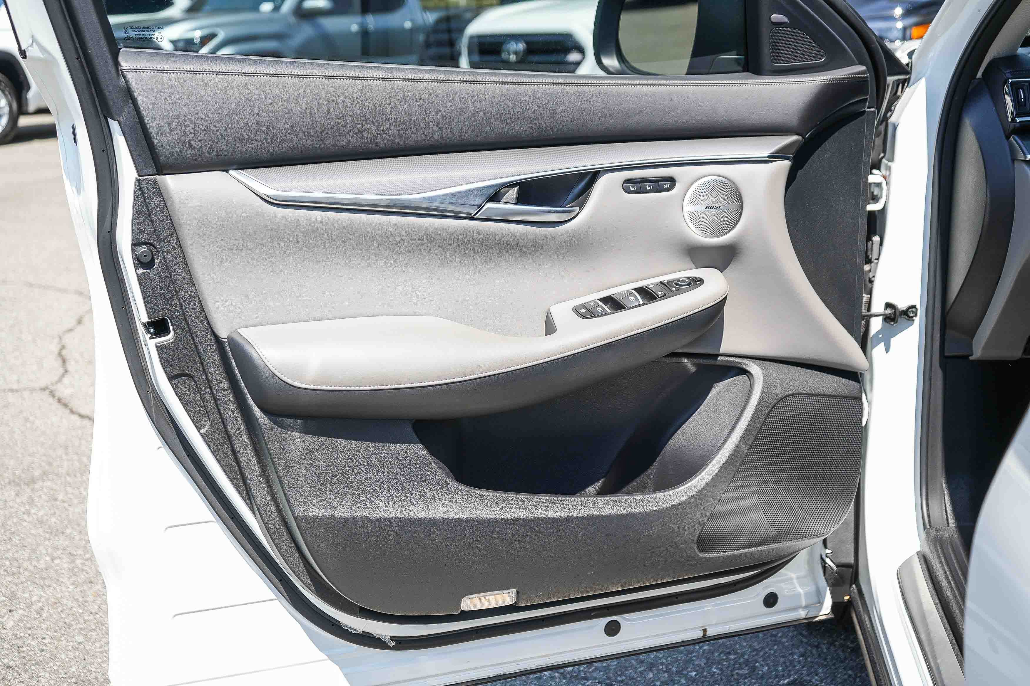Used 2024 RADIANT WHITE INFINITI LUXE image 22