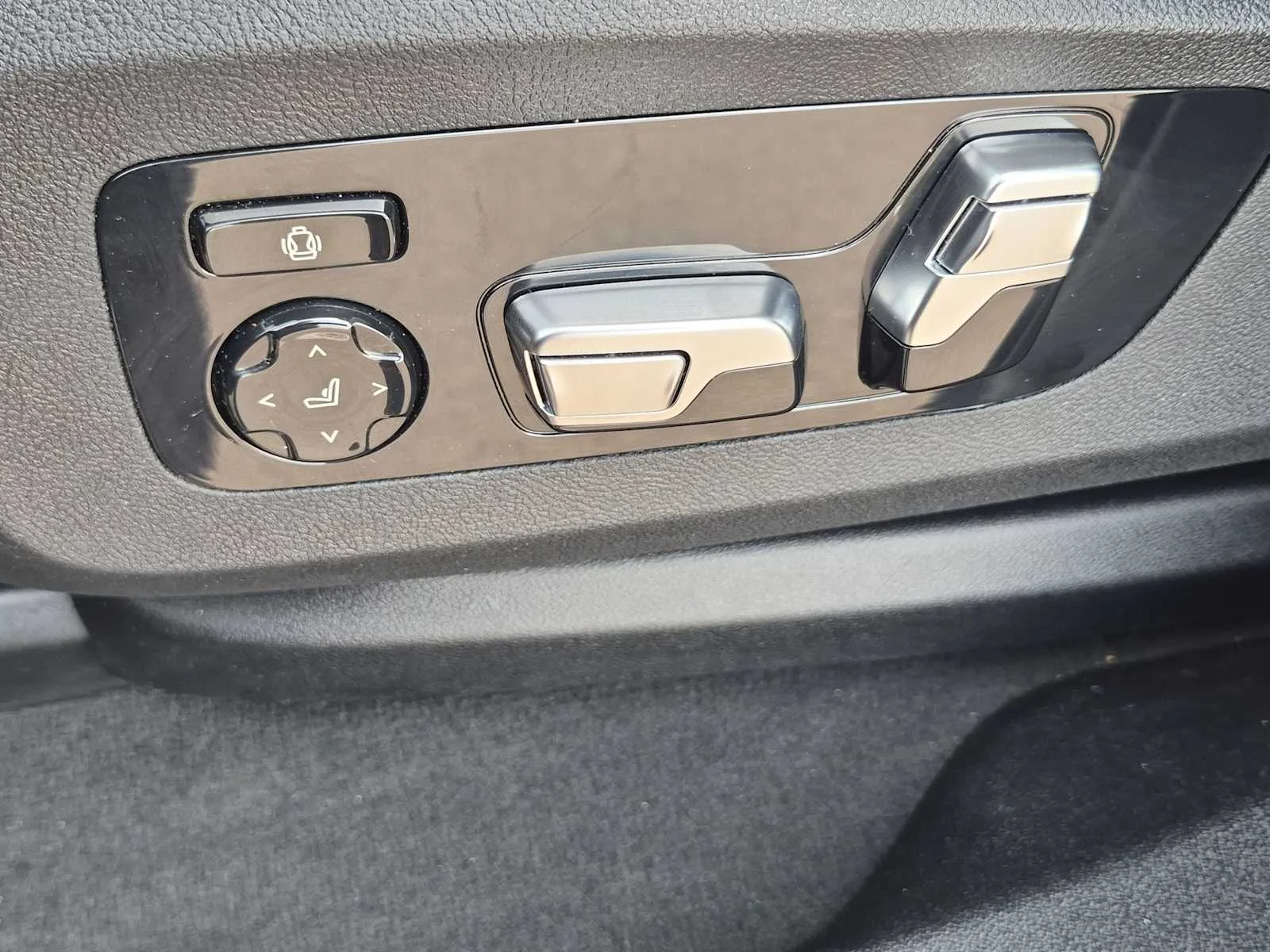 New 2026 Black Sapphire Metallic BMW xDrive40i image 16