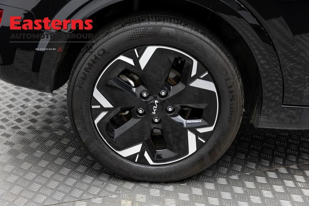 Used 2024 Black Kia Wind image 30