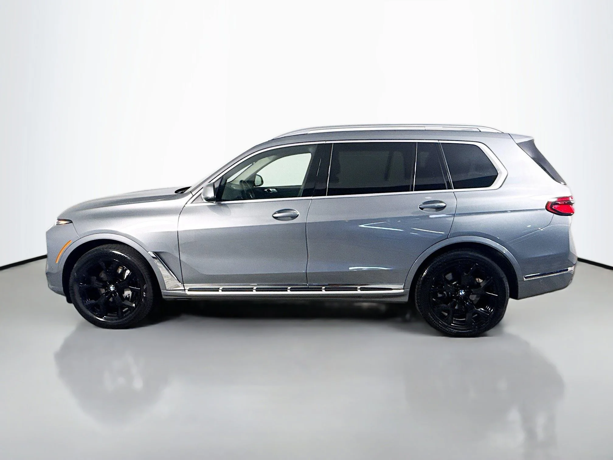 Used 2026 Skyscraper Gray Metallic BMW xDrive40i image 4