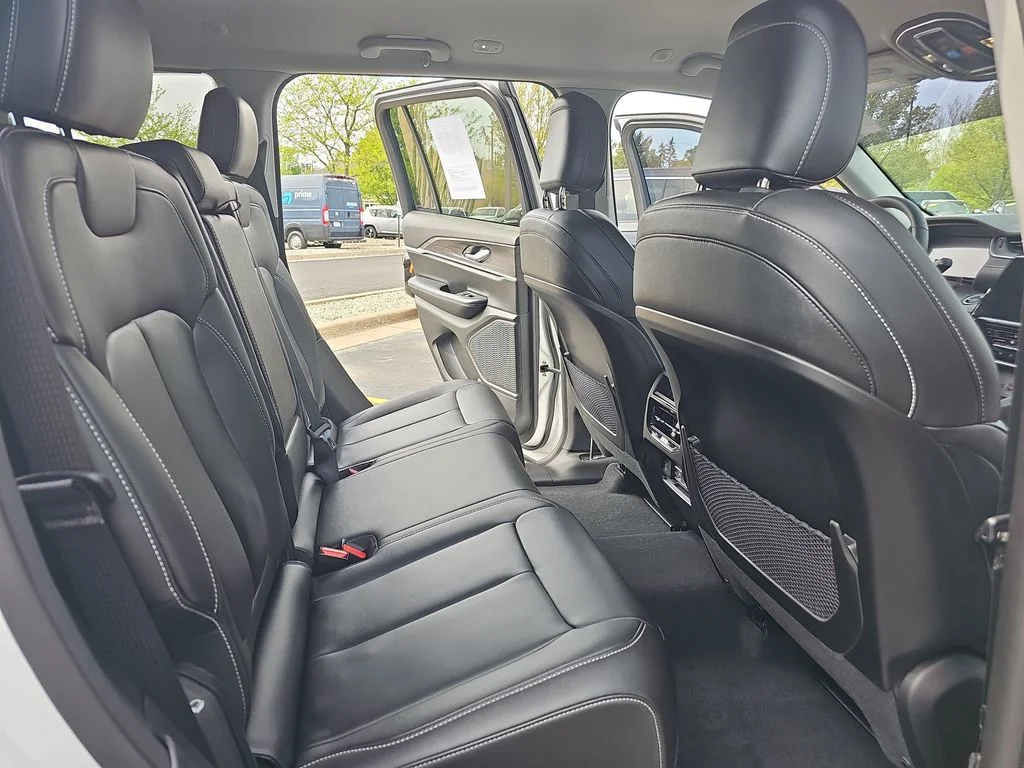 Used 2023 White/off-white Jeep Limited image 11