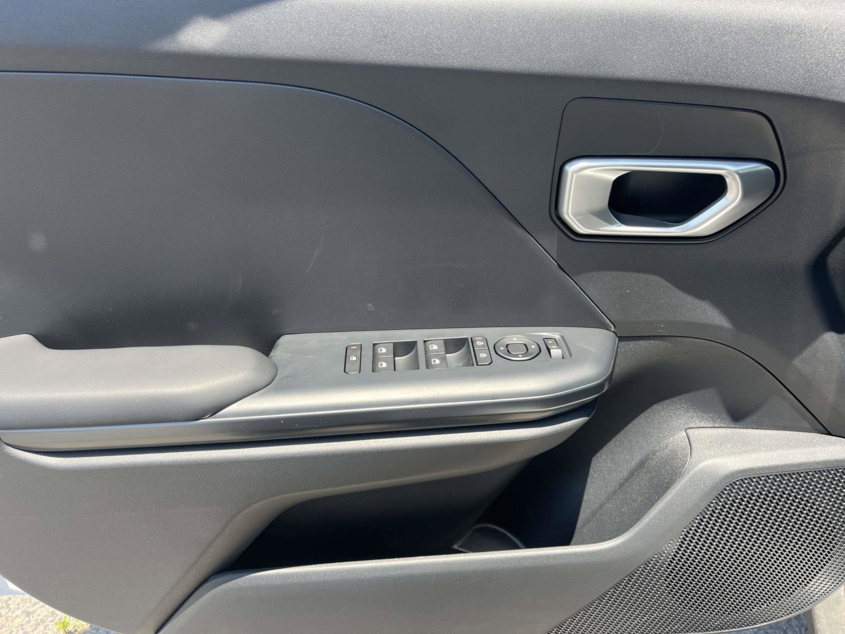 New 2026 Snow White Pearl Kia LXS image 18