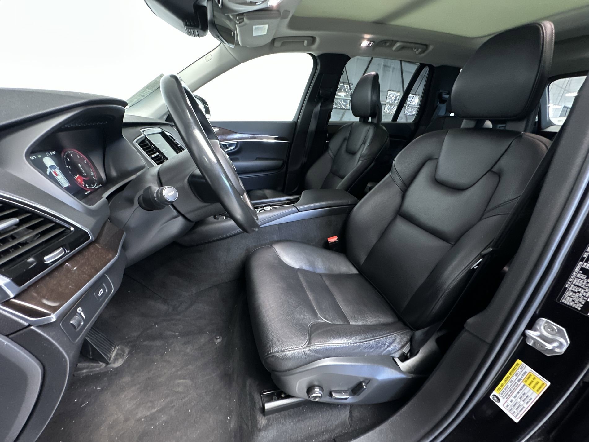 Used 2018 Onyx Black Metallic Volvo Momentum image 12