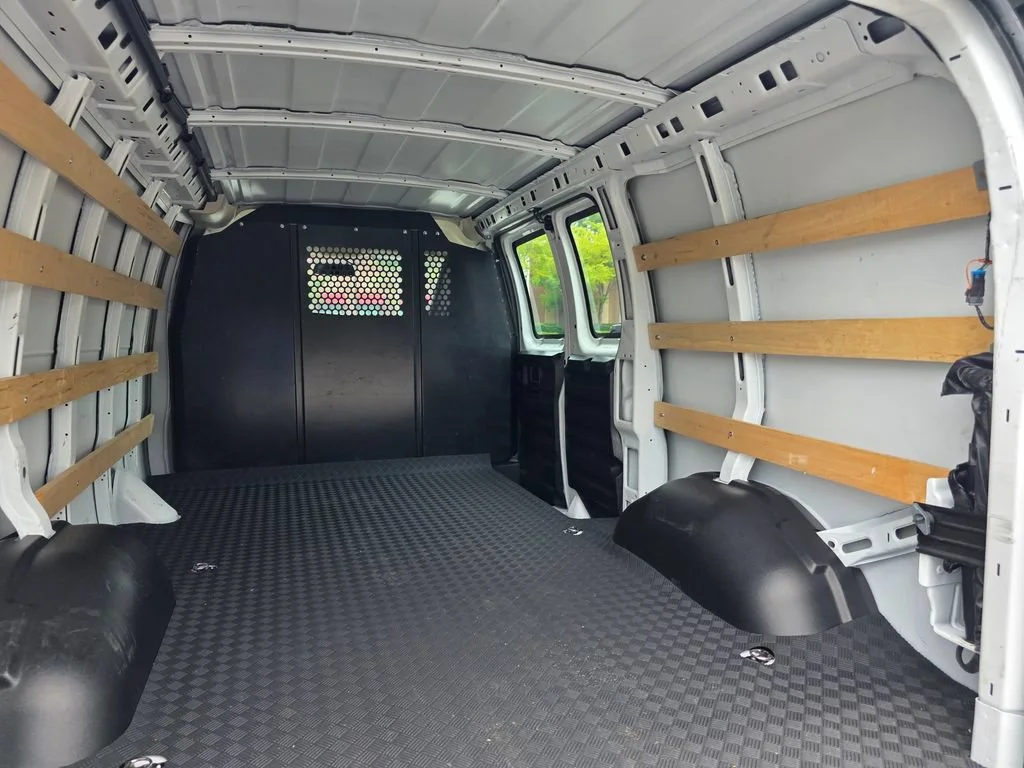 Used 2025 Summit White Chevrolet WT image 27
