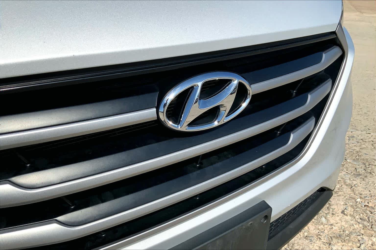 Used 2018 Molten Silver Hyundai SE image 29