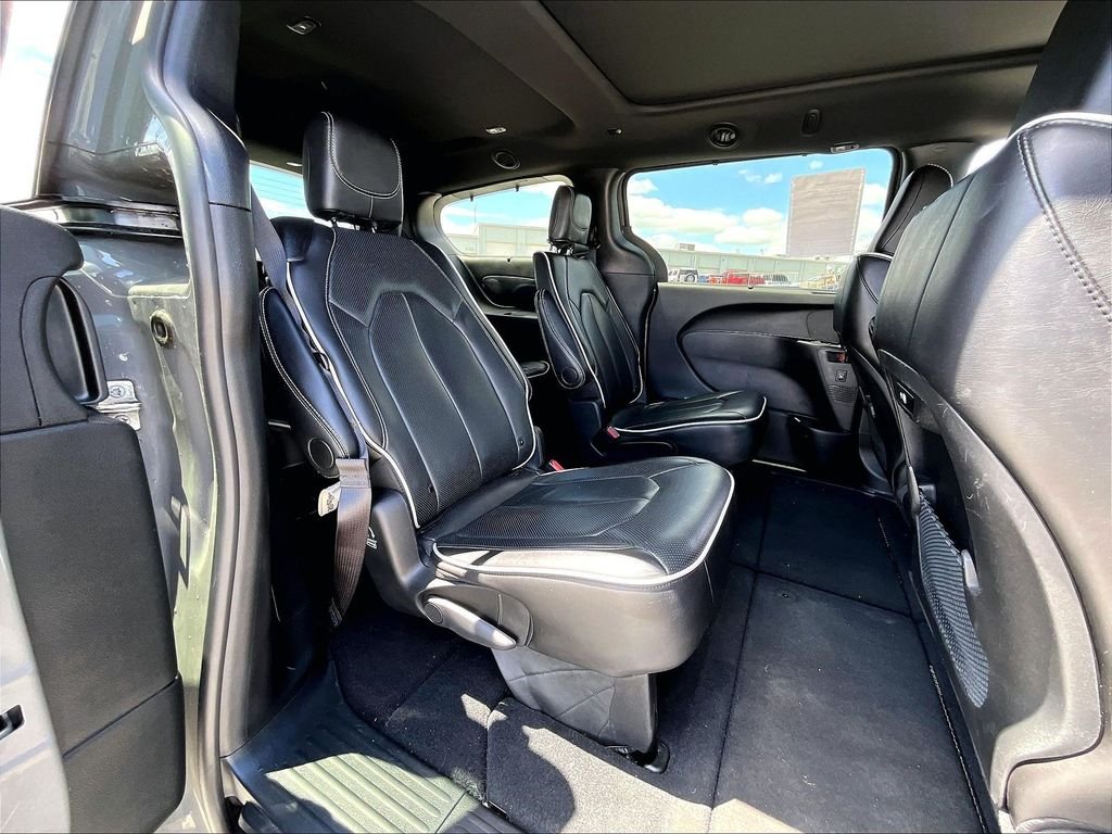 Used 2025 White Chrysler Limited image 16