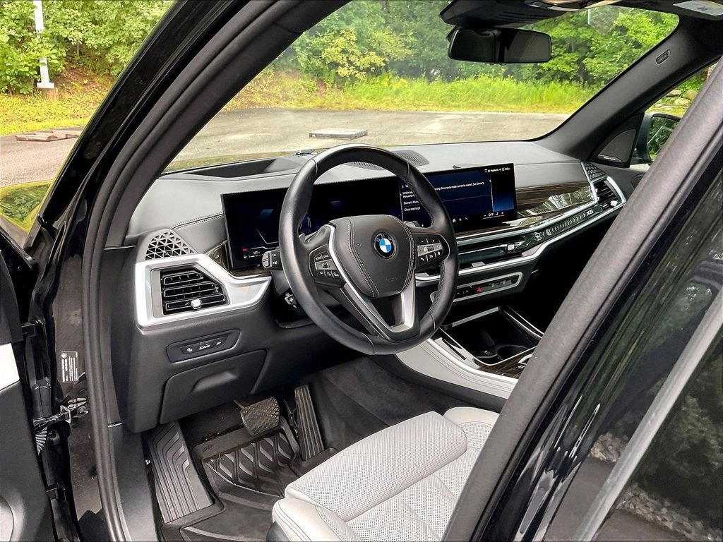 Used 2024 Black BMW xDrive40i image 8