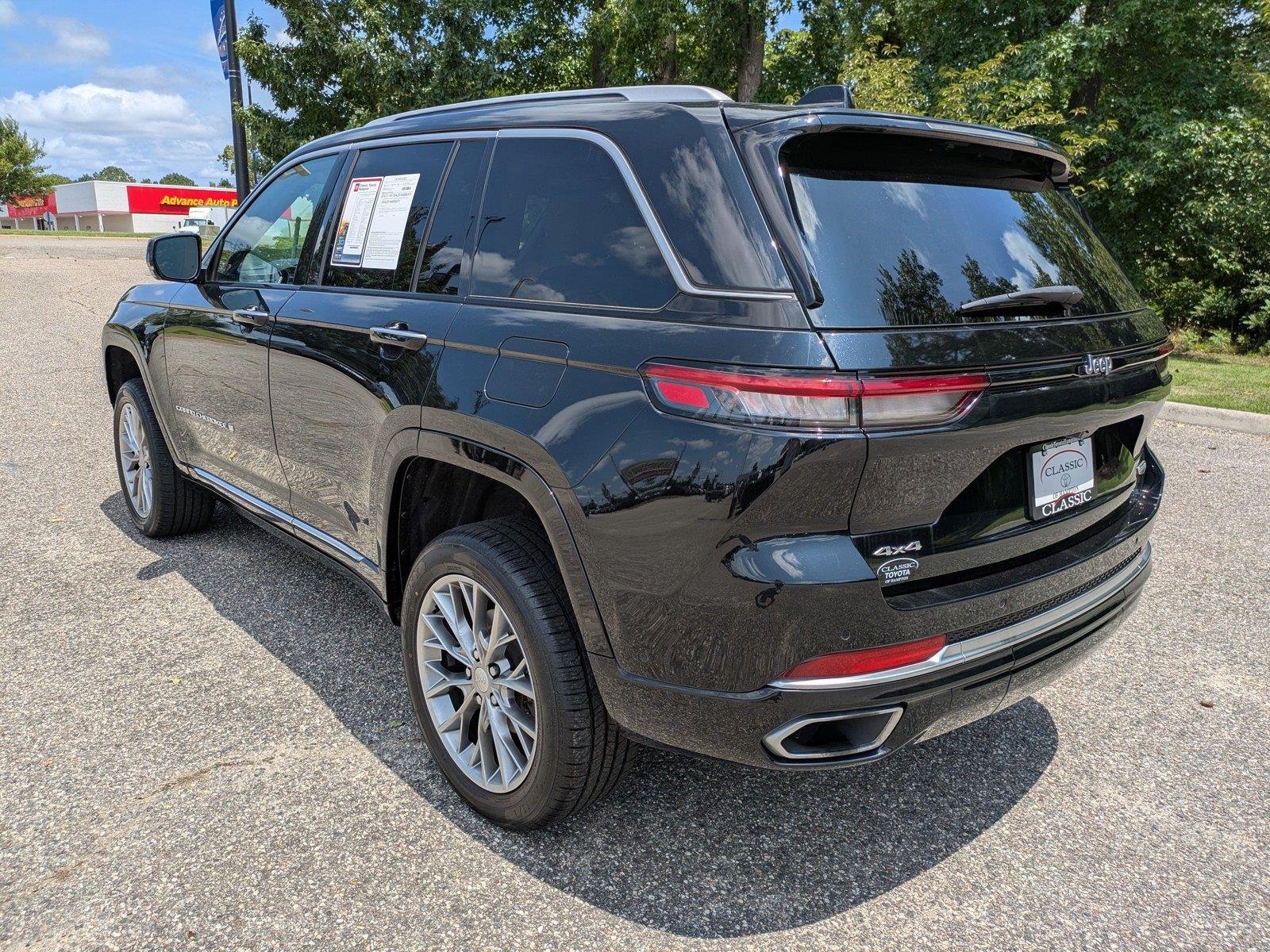 Used 2023 Diamond Black Crystal Pearlcoat Jeep Summit image 6