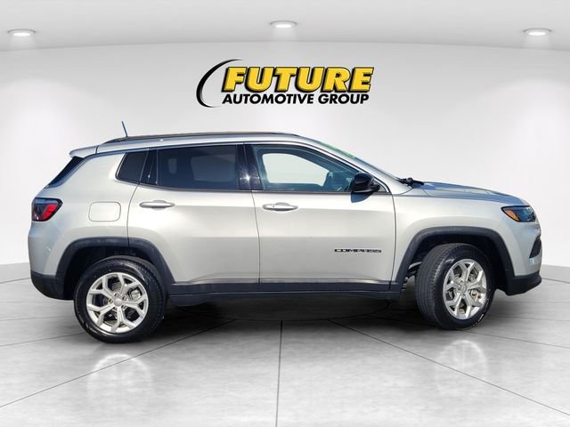 Used 2024 Silver Jeep Latitude image 3