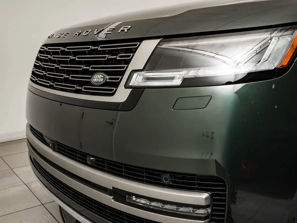 New 2026 Belgravia Green Land Rover SE image 3