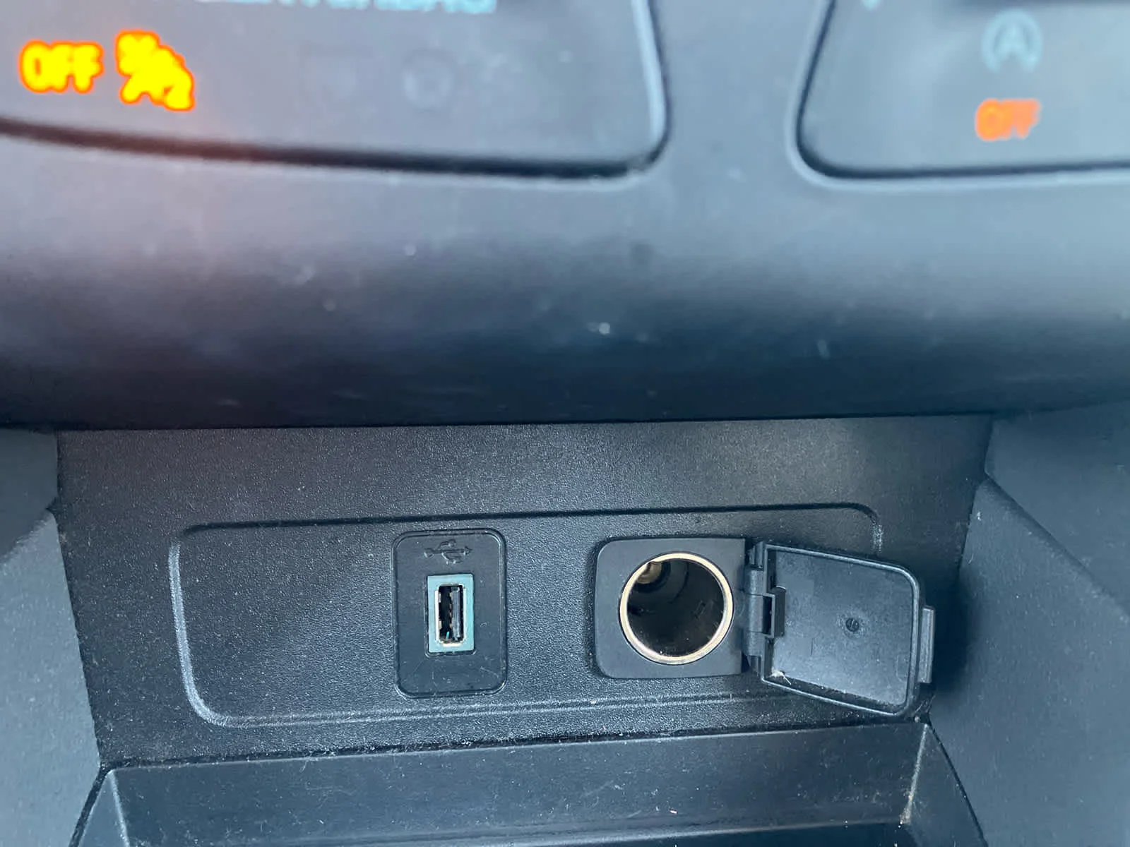 Used 2017 Magnetic Metallic Ford SE image 24