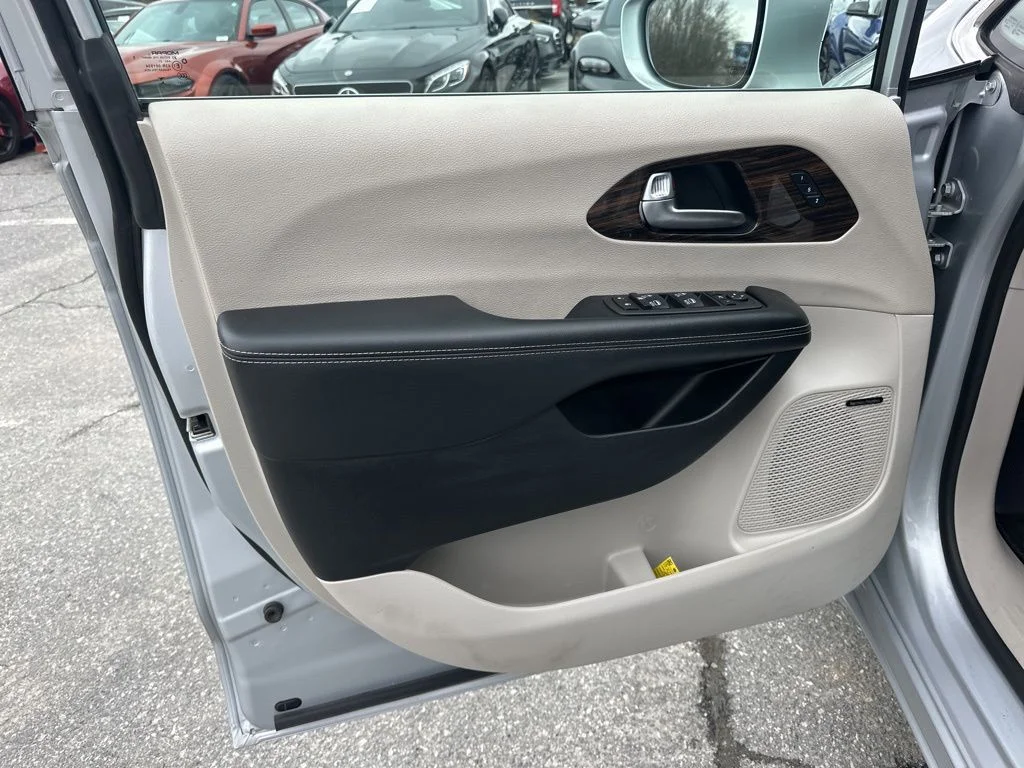 Used 2022 Silver Chrysler Limited image 27