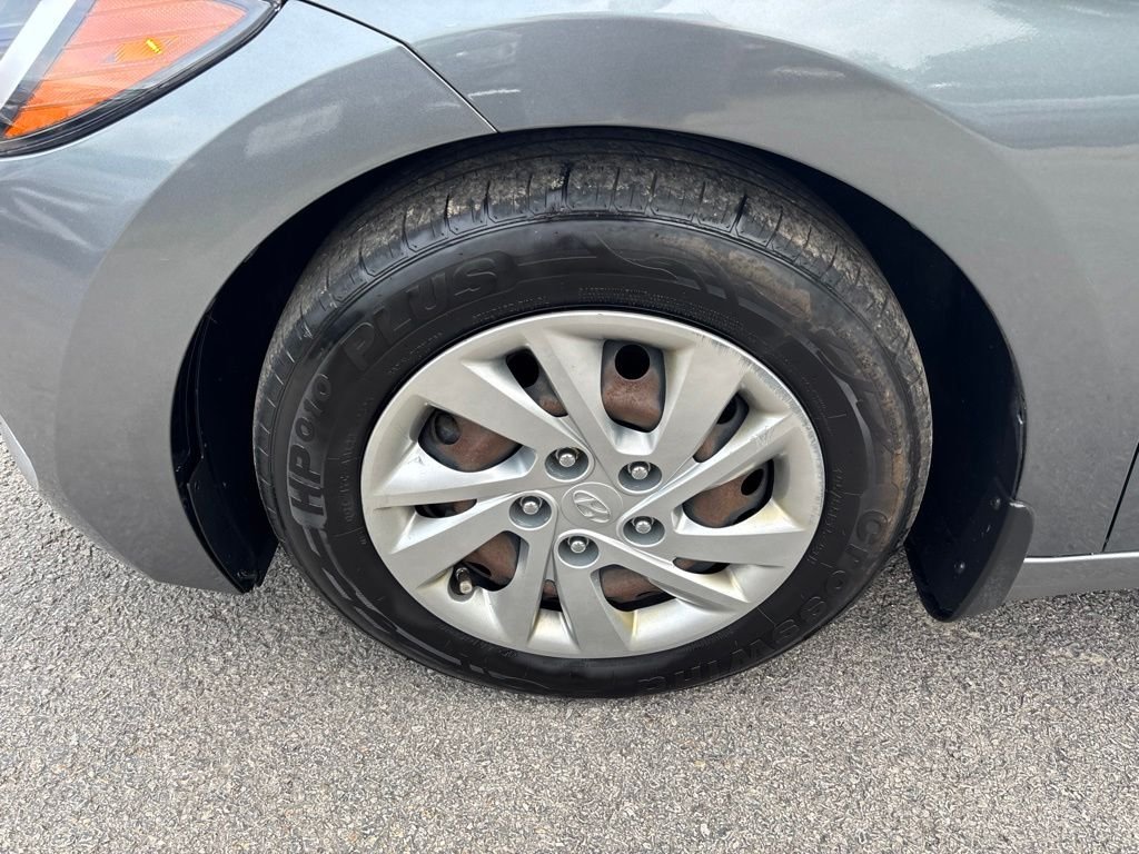Used 2018 Gray Hyundai SE image 10