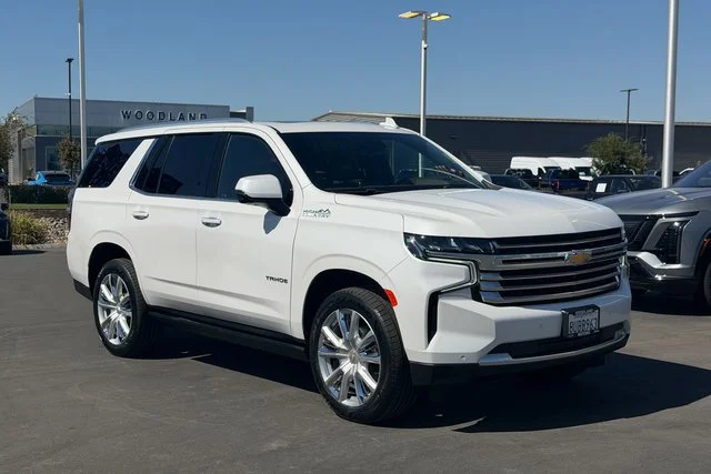 Used 2021 IRIDESCENT PEARL TRICOAT Chevrolet High Country image 2