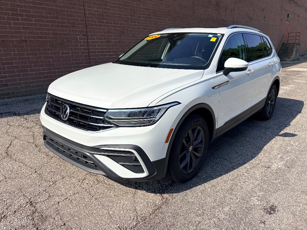 Used 2022 Pure White Volkswagen SE image 1