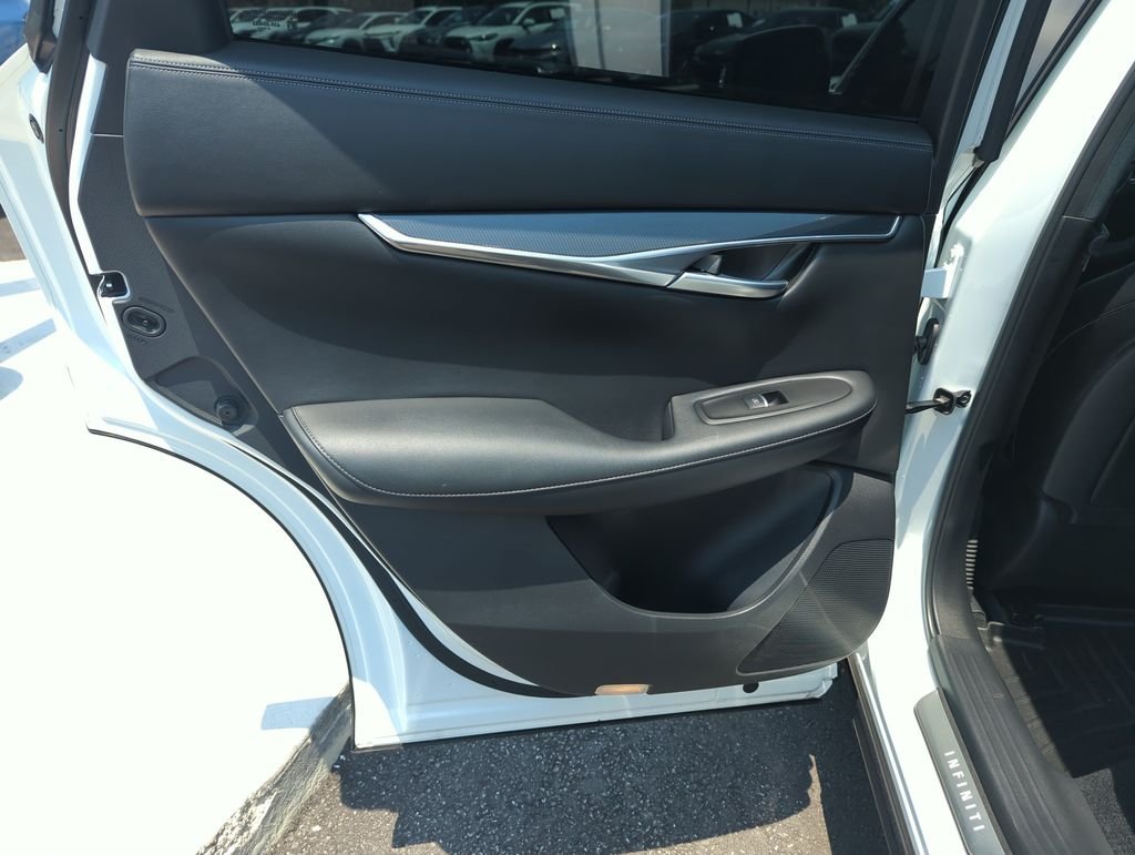 Used 2025 White INFINITI SPORT image 28