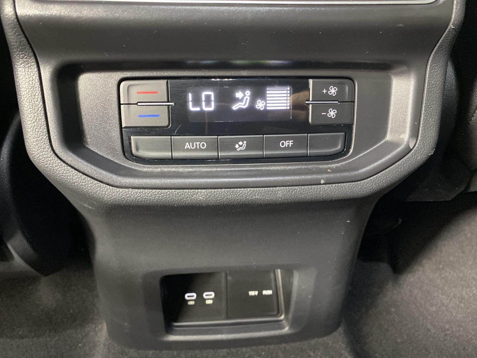 Used 2025  Volkswagen 2.0T SE w/Technology image 27