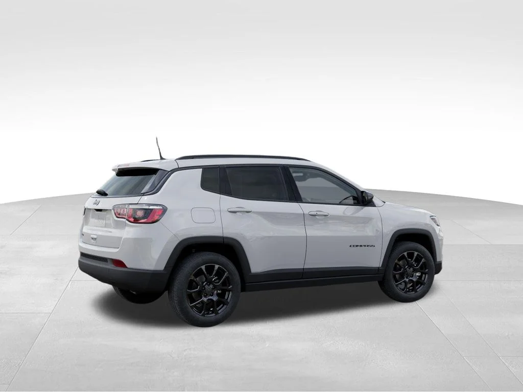 New 2026 Bright White Clearcoat Jeep Latitude image 4