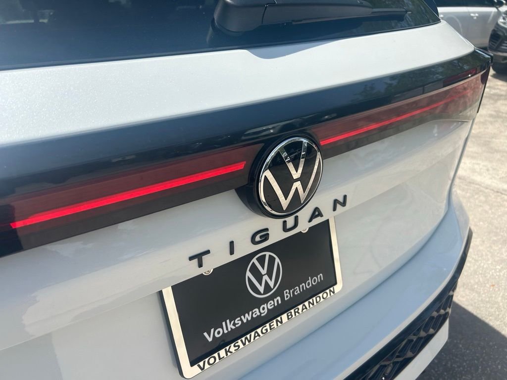 New 2026 White/off-white Volkswagen SE R-Line Black image 32
