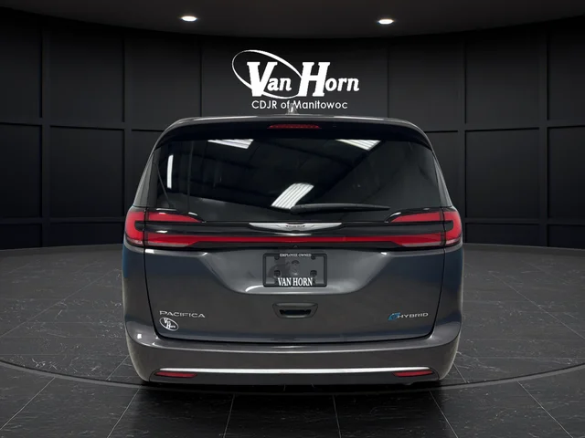 Used 2022 Crystal Metallic Chrysler Touring L image 5