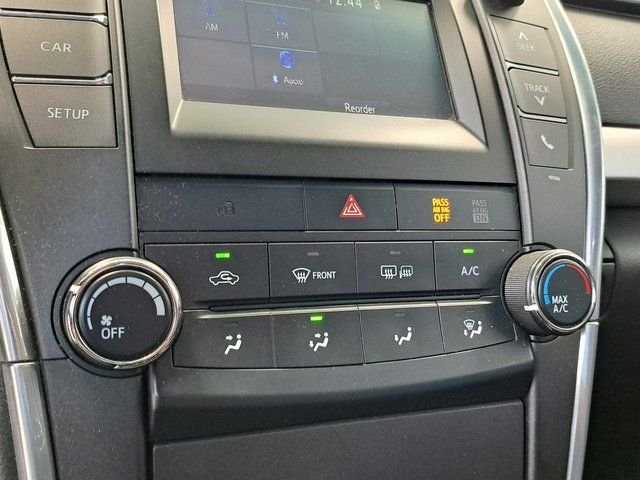 Used 2015 Silver Toyota SE image 15