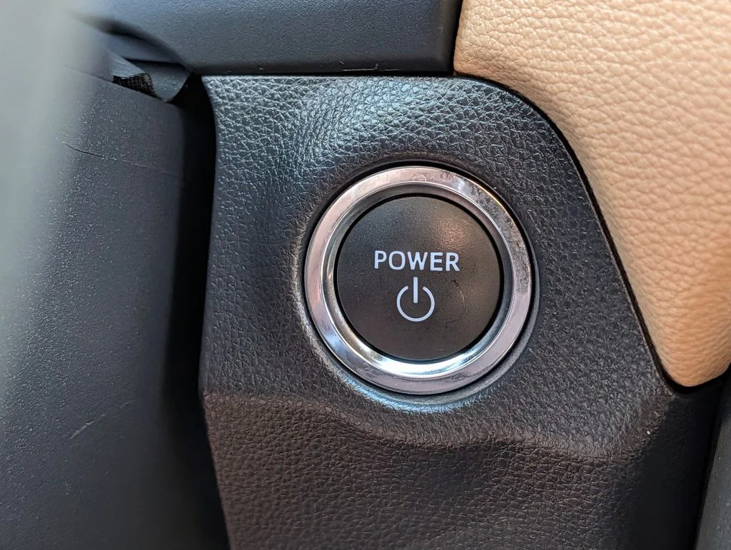 2025 Toyota RAV4 XLE - Photo 29