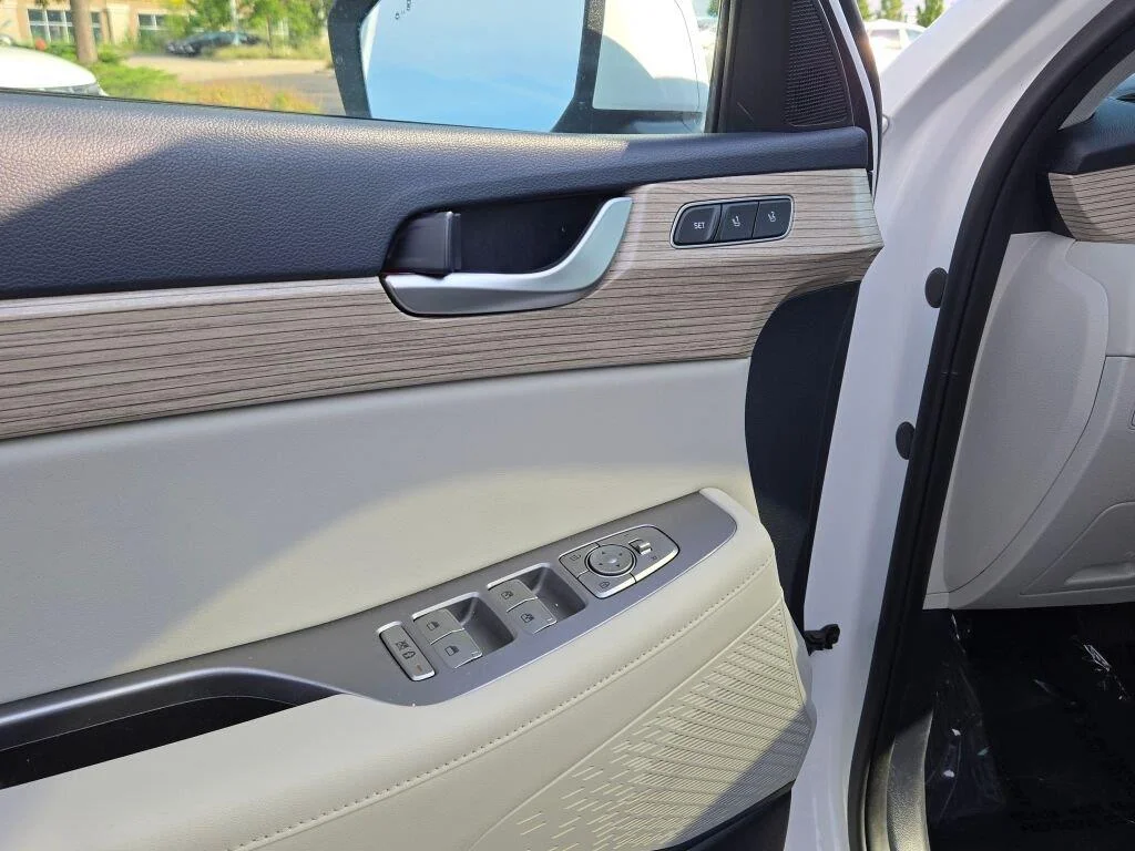 Used 2022 Hyper White Hyundai SEL image 18