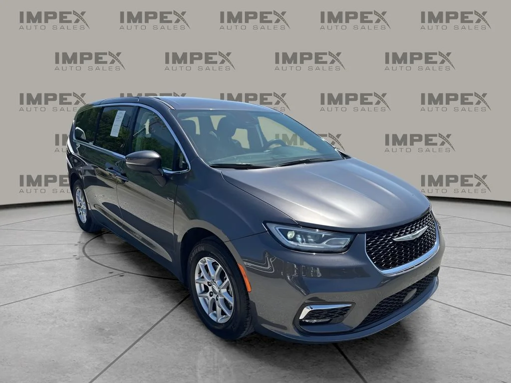 Used 2023 Gray Chrysler Touring L image 7