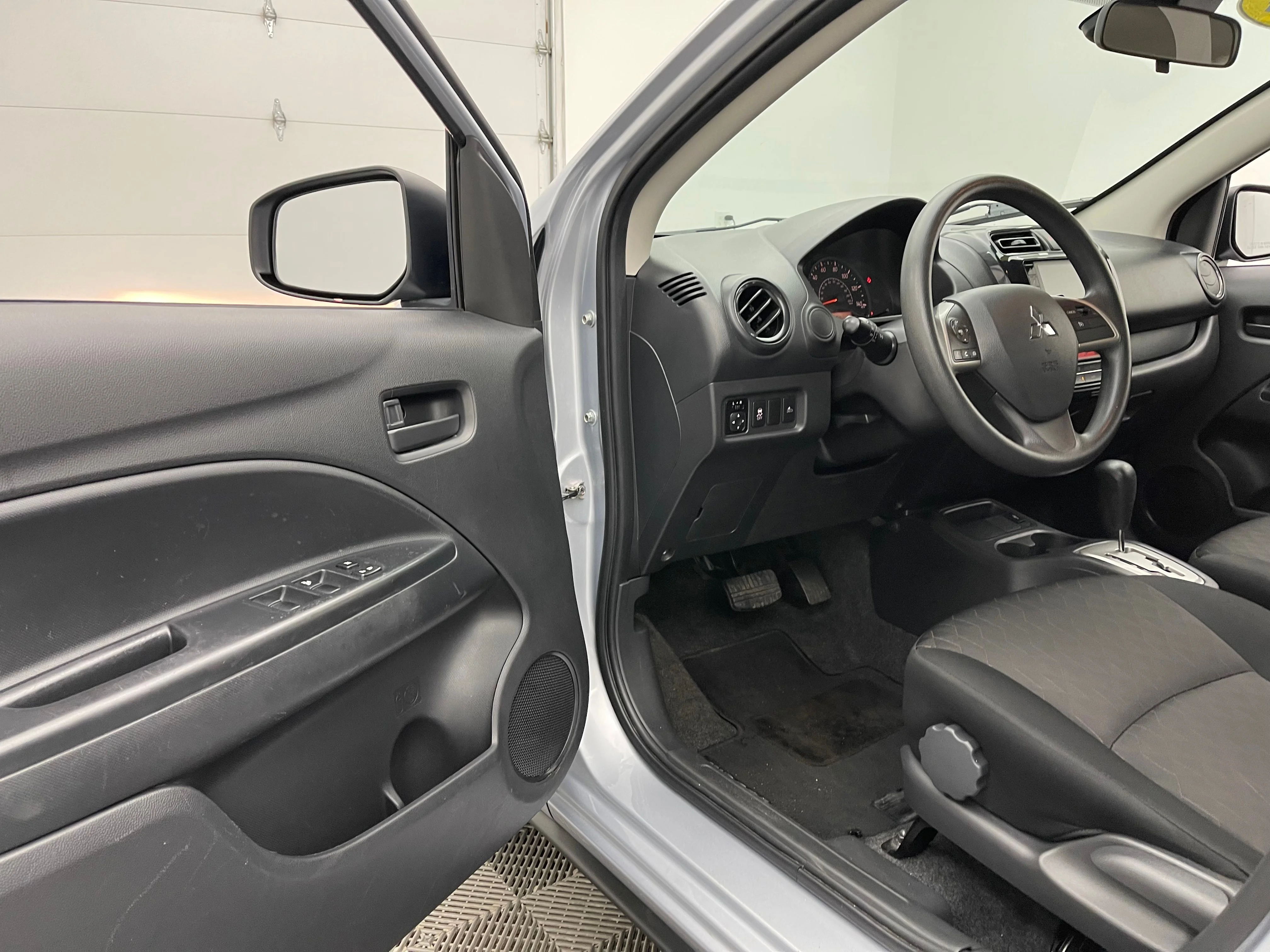 Used 2024 Silver Mitsubishi ES image 13