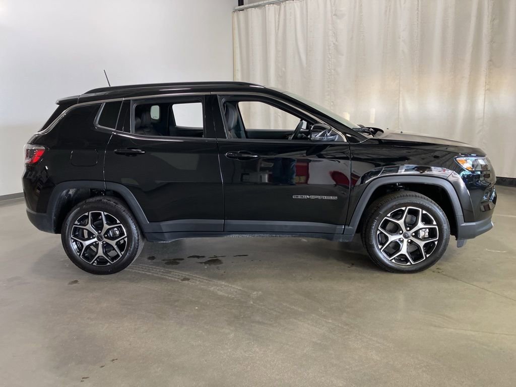New 2026 Diamond Black Crystal Pearl-Coat Exterior Paint Jeep Limited image 23