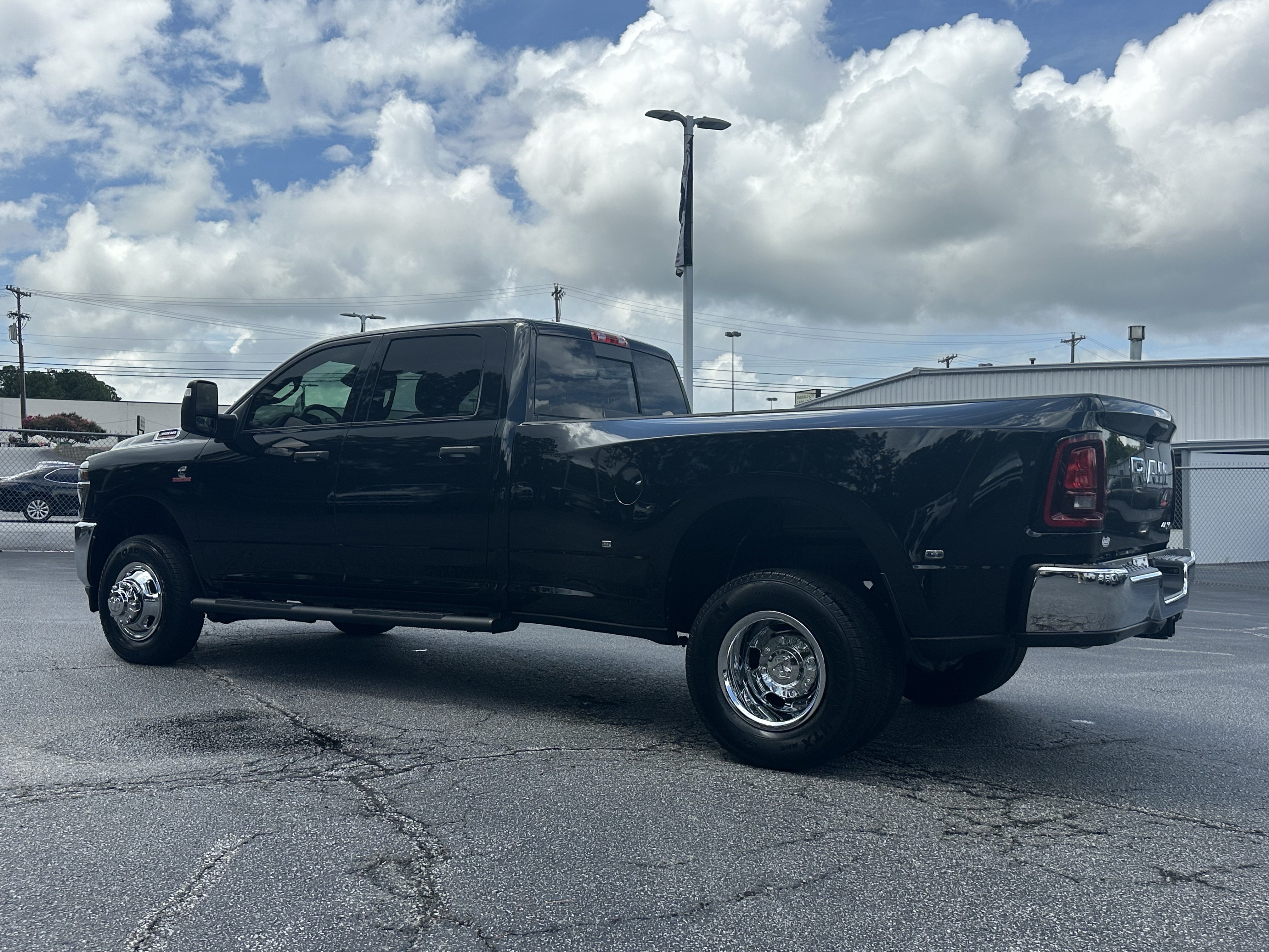 New 2026 Diamond Black Crystal Pearl-Coat Exterior Paint RAM Tradesman image 6