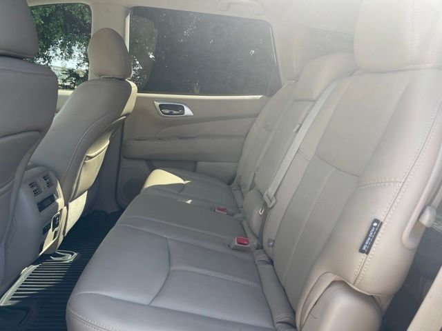 Used 2019 White Nissan Platinum image 13