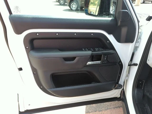 Used 2025 White Land Rover S image 17